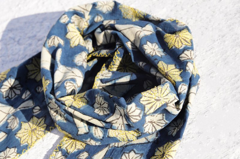 新年礼物 生日礼物 情人节礼物 限量一件 蓝染手缝棉丝巾 / 刺绣丝巾 / 手工刺绣围巾 / indigo手缝绵线丝巾 - 清新森林 飞翔的纸鹤与星辰 宇宙星芒 - 丝巾 - 棉．麻 蓝色