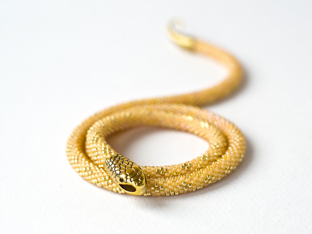 Yellow beaded snake choker, Seed bead necklace, Ouroboros, Bead crochet necklace - 项链 - 玻璃 黄色