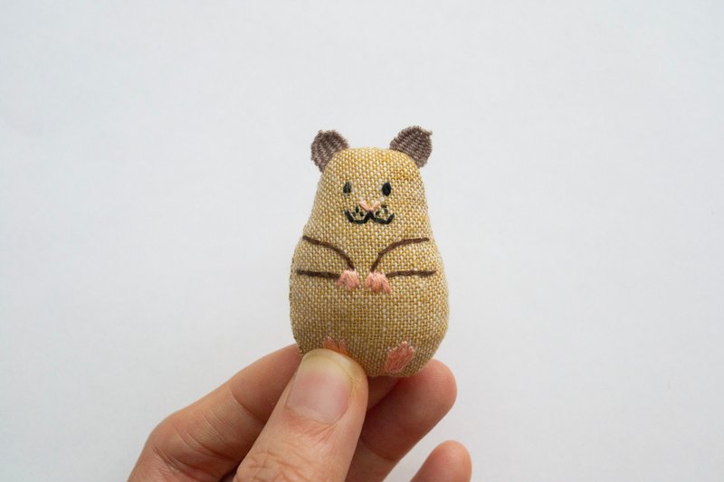 小仓鼠胸针 - Hin - 胸针 - 棉．麻 卡其色