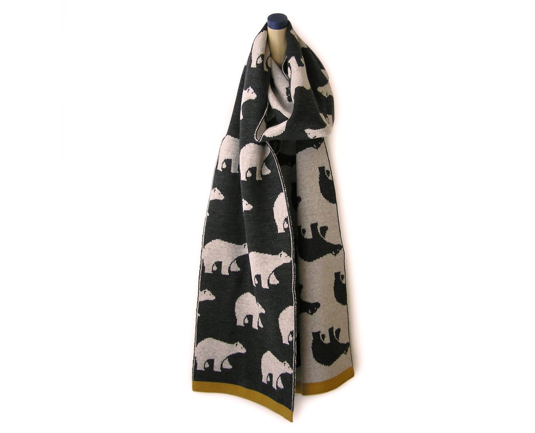 Merino wool scarf with bright polar bears pattern in dark gray - 丝巾 - 羊毛 灰色