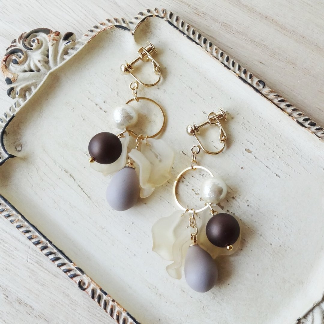 Sepia colored petals Earrings - 耳环/耳夹 - 压克力 咖啡色