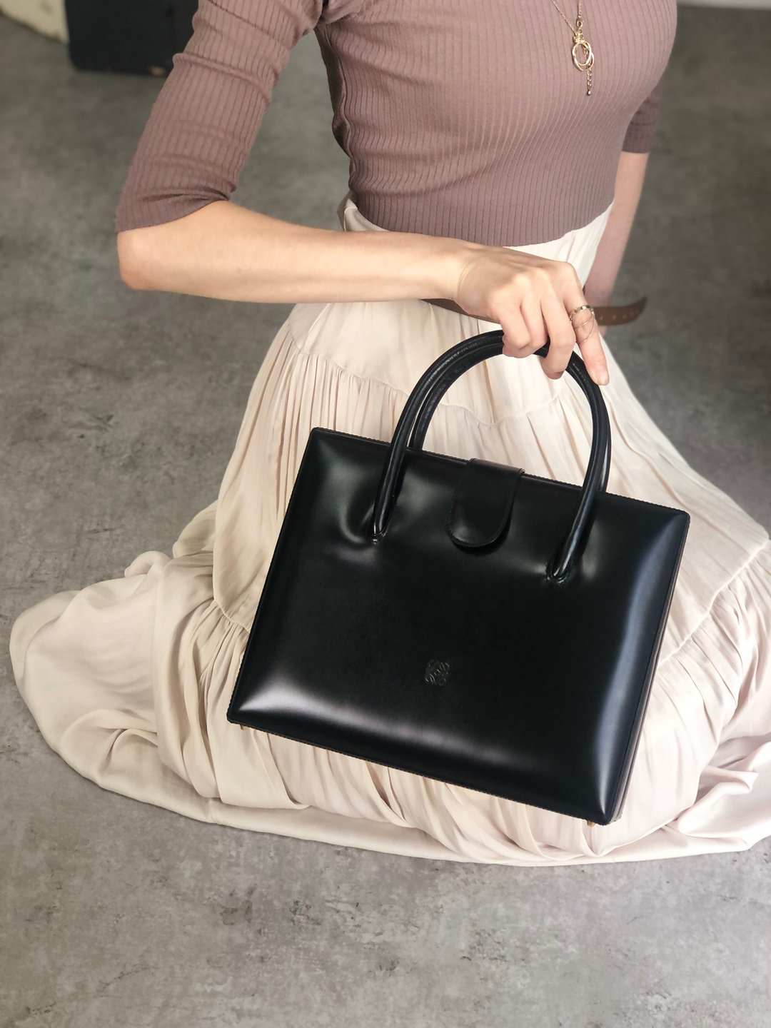 【 VintageShop solo 日本直送中古包专卖店 】LOEWE 罗威 手提包 黑色 Anagram 压花 皮革 方形 vintage 古董 f66py8 - 手提包/手提袋 - 真皮 黑色