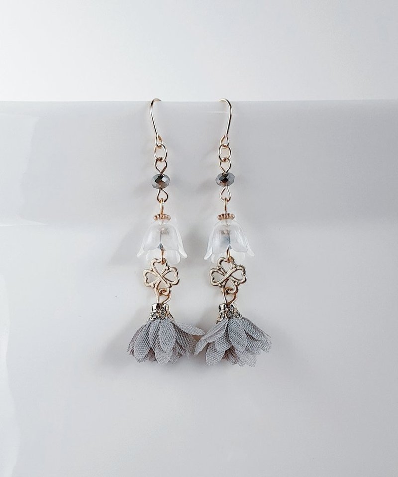 铃兰珠与花朵流苏及四叶幸运草耳环 - 成熟灰色 生日礼物 风格耳环 灰色 可更换抗过敏耳针或耳夹五金 - 耳环/耳夹 - 玻璃 灰色