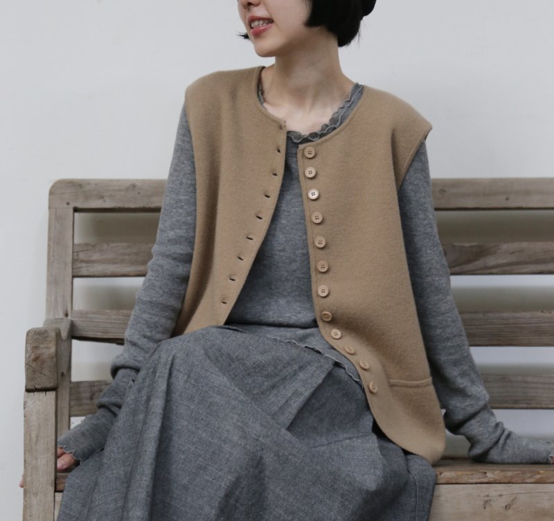 舒适与风格兼备的 100% 纯羊毛针织背心 / 驼色 / 251101-1 - 女装背心 - 羊毛 卡其色