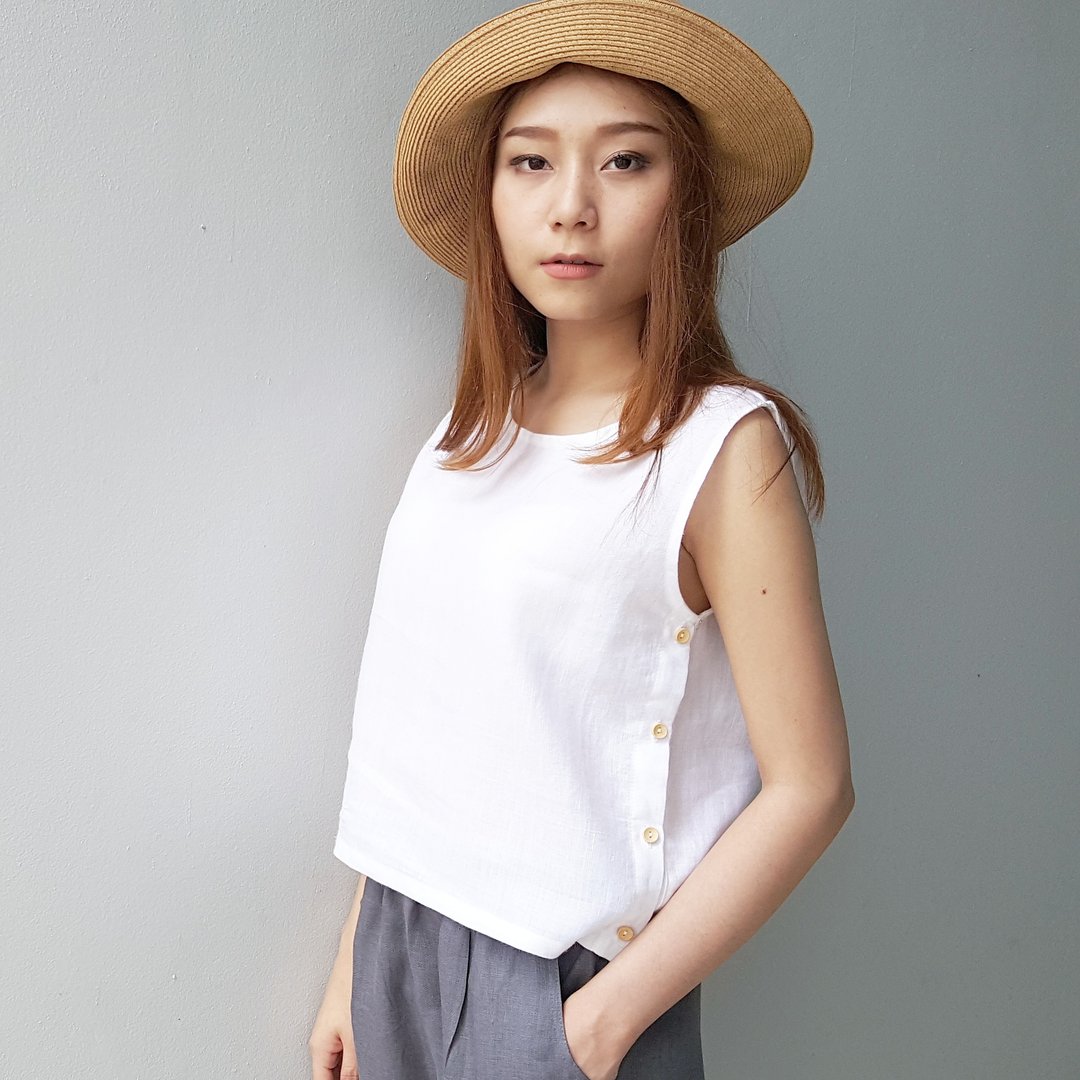 Linen Tank top with Wooden buttons - White Woven - 女装上衣 - 棉 白色