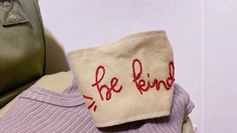 Be kind 手工刺绣杯套 Handmade embroidery 定制化刺绣 晴好物 - 随行杯提袋/水壶袋 - 棉．麻 多色