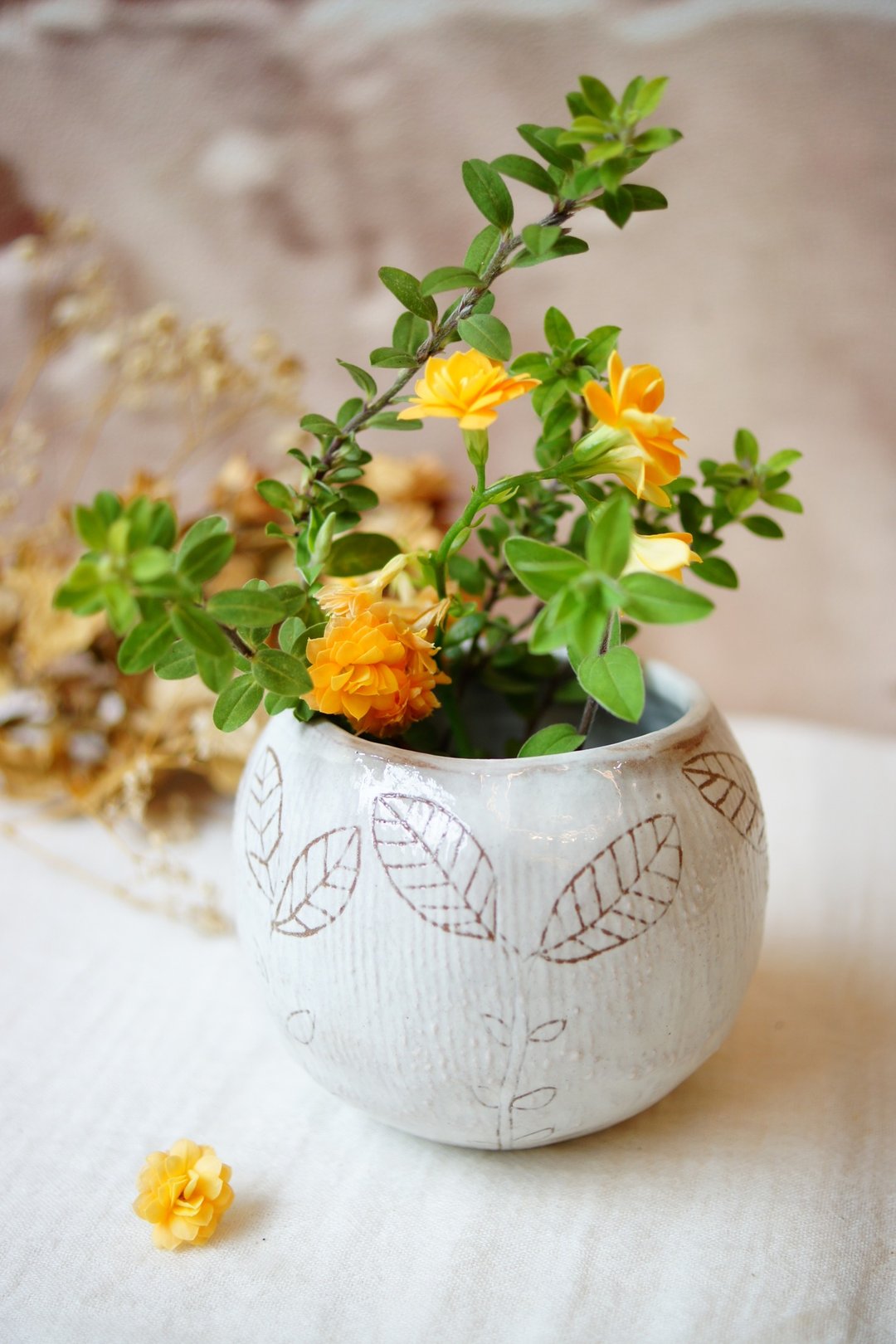 手捏陶花器  小叶 Ø6cm 圆形开运盆栽 多肉植栽小盆器 摆饰 花瓶 - 植栽/盆栽 - 陶 白色