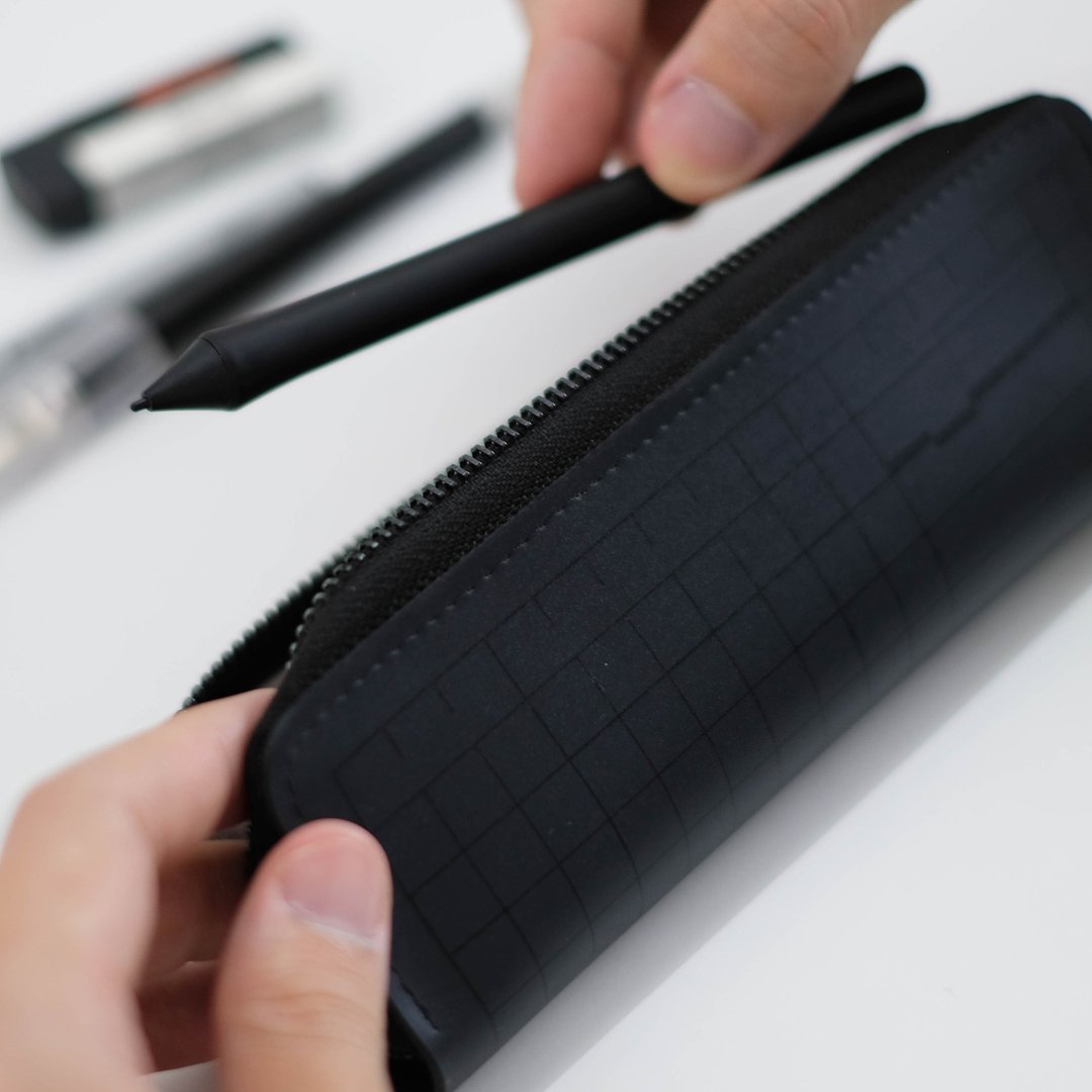 多功能收纳包 HALF 笔袋 - 曜石黑 - Cutting Mat 款 - 铅笔盒/笔袋 - 乳胶 黑色