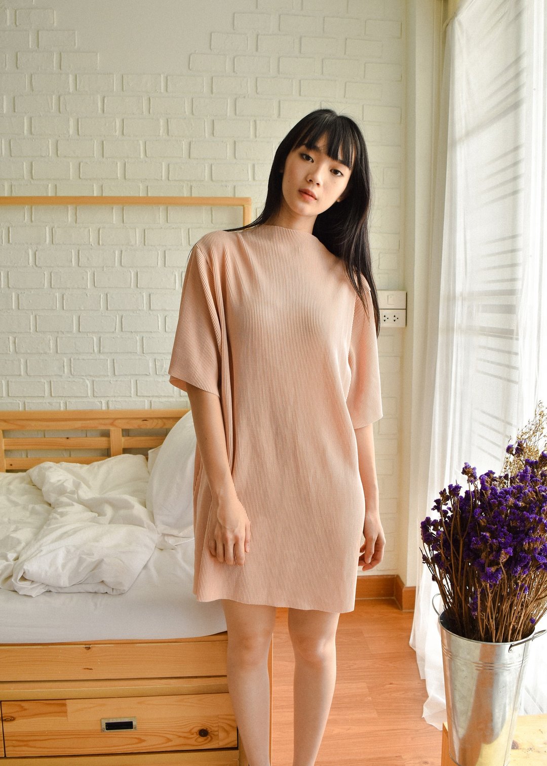 MINIMAL NUDE PINK PLEAT OVERSIZED DRESS WITH HIGH NECK AND SHORT SLEEVE - 洋装/连衣裙 - 其他材质 粉红色