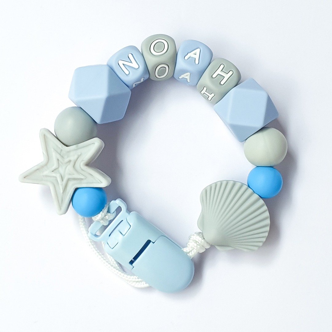 NOAH彩色字母 贝壳 星星 奶嘴链夹 / 定制化奶嘴链 可套香草奶嘴 - 玩具/玩偶 - 其他材质 蓝色