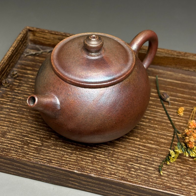 台湾名家王文玉【柴烧】玫瑰金手拉壶 - 茶具/茶杯 - 陶 金色