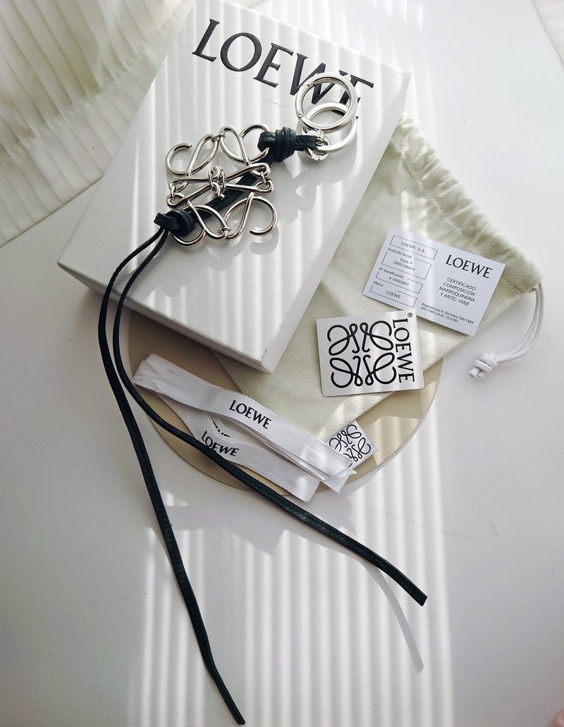 中古美品带袋标盒 Loewe anagram 流苏包包挂饰挂件锁匙扣钥匙圈 - 钥匙链/钥匙包 - 真皮 黑色