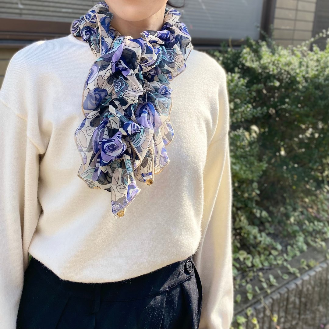 Ballett 玫瑰图案缩皱丝巾 蓝色 蓬松柔软 一键轻松佩戴 日本制 可居家清洗 - 丝巾 - 聚酯纤维 蓝色