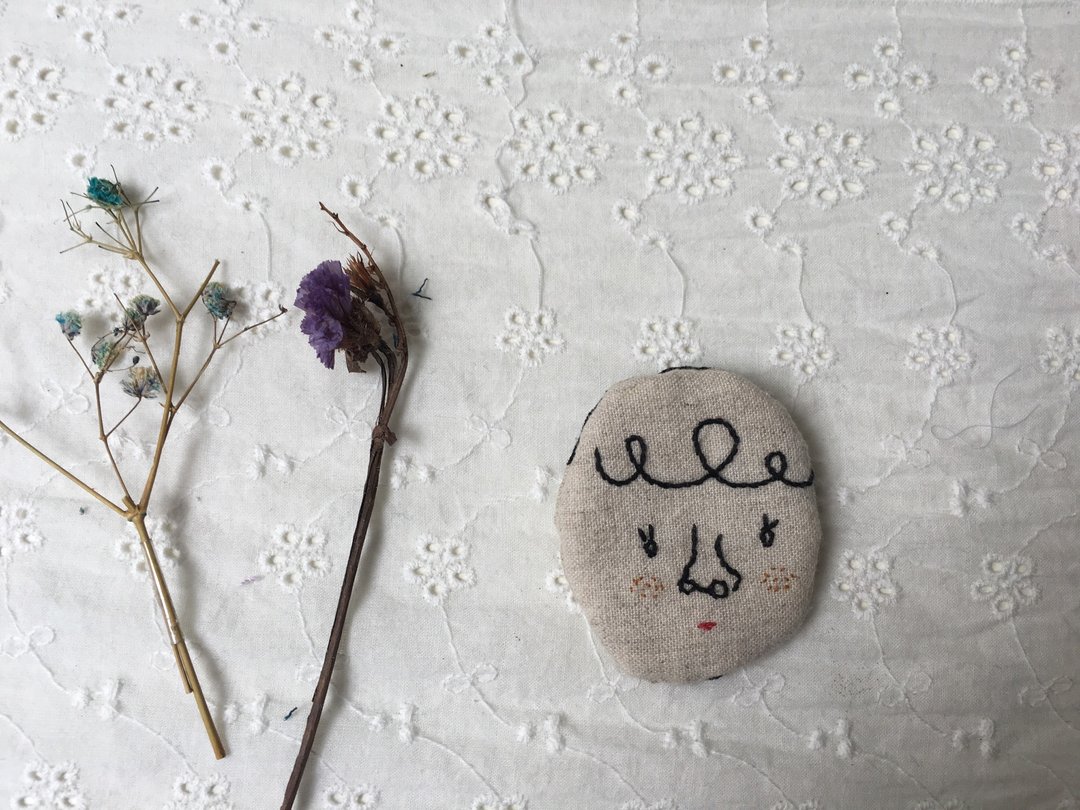 表情二股刺繍别针 - 胸针 - 棉 
