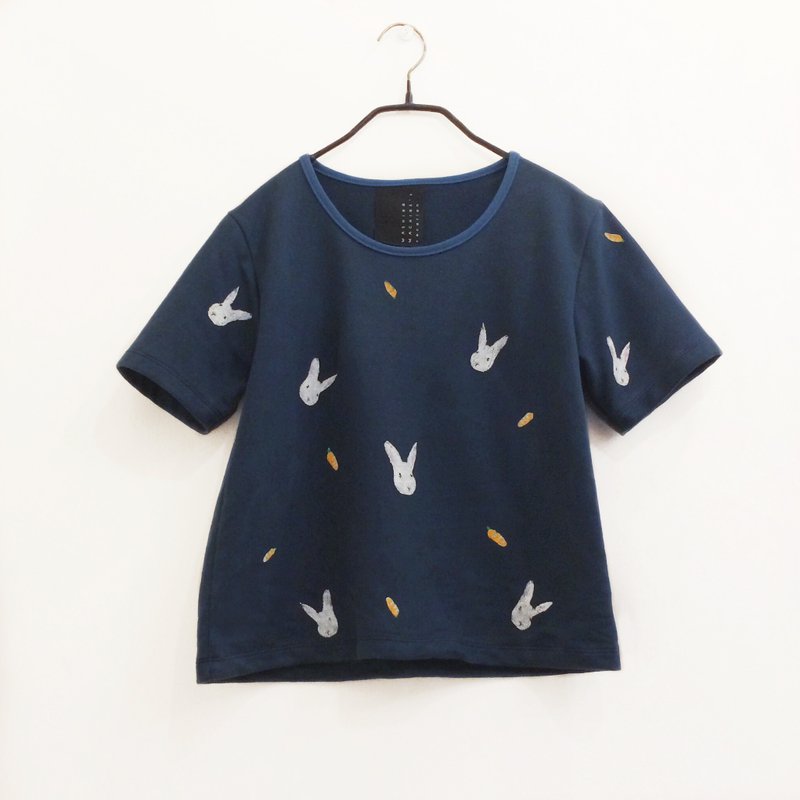 Rabbit Carrot /Short Sleeve Crop Top T-shirt / Dark Blue【雙 11 限定】 - 女装 T 恤 - 棉．麻 蓝色