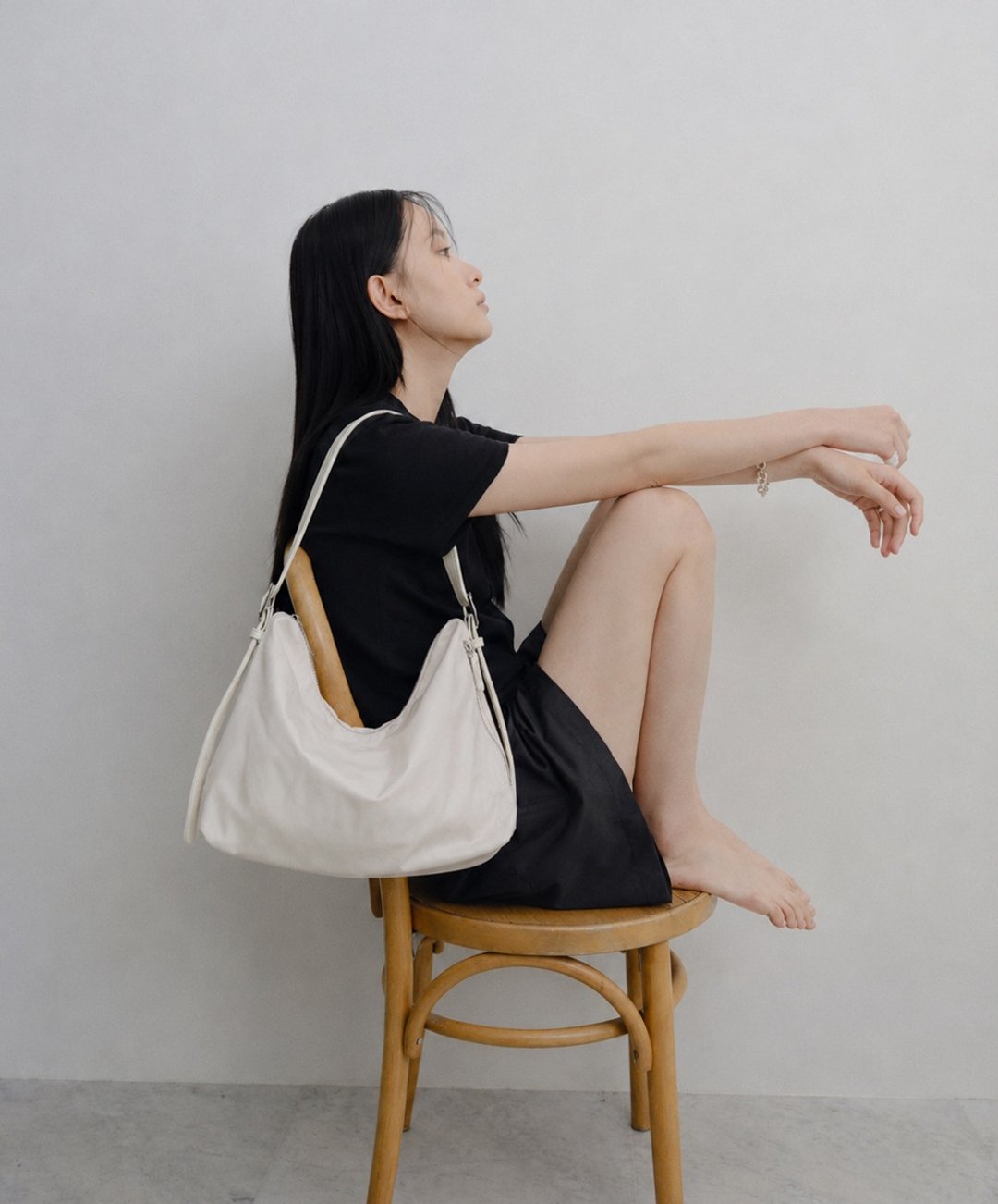 supportingrole 轻盈白 轻量垂坠肩斜背文青月牙通勤包 - 侧背包/斜挎包 - 尼龙 白色