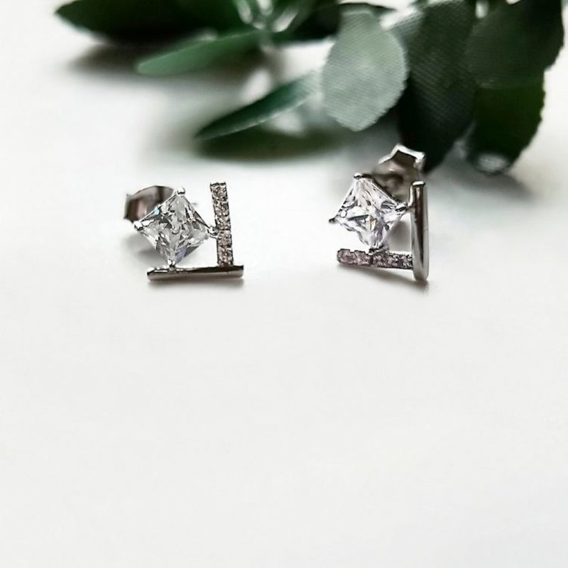 DoriAN 闪耀V形方钻925纯银镶顶级锆石CZ纯银耳环 附纯银保证卡 - 耳环/耳夹 - 纯银 银色