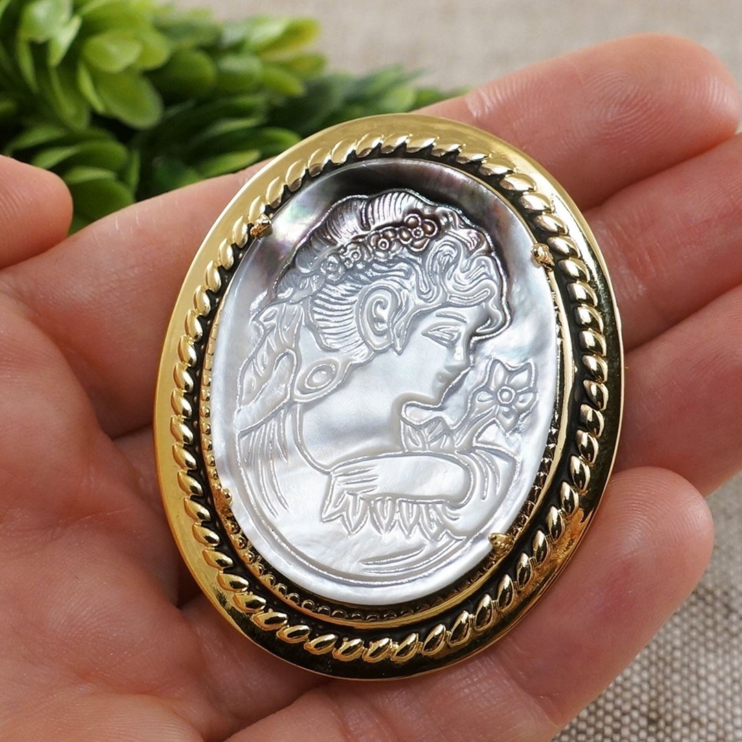 Lady Girl White Mother of Pearl Cameo Brooch Pin Victorian Brooch Jewelry Gift - 胸针 - 贝壳 白色