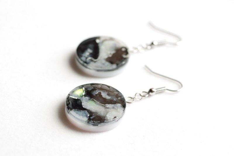 树脂艺术圆形耳环・单色调风景 - 耳环/耳夹 - 树脂 黑色