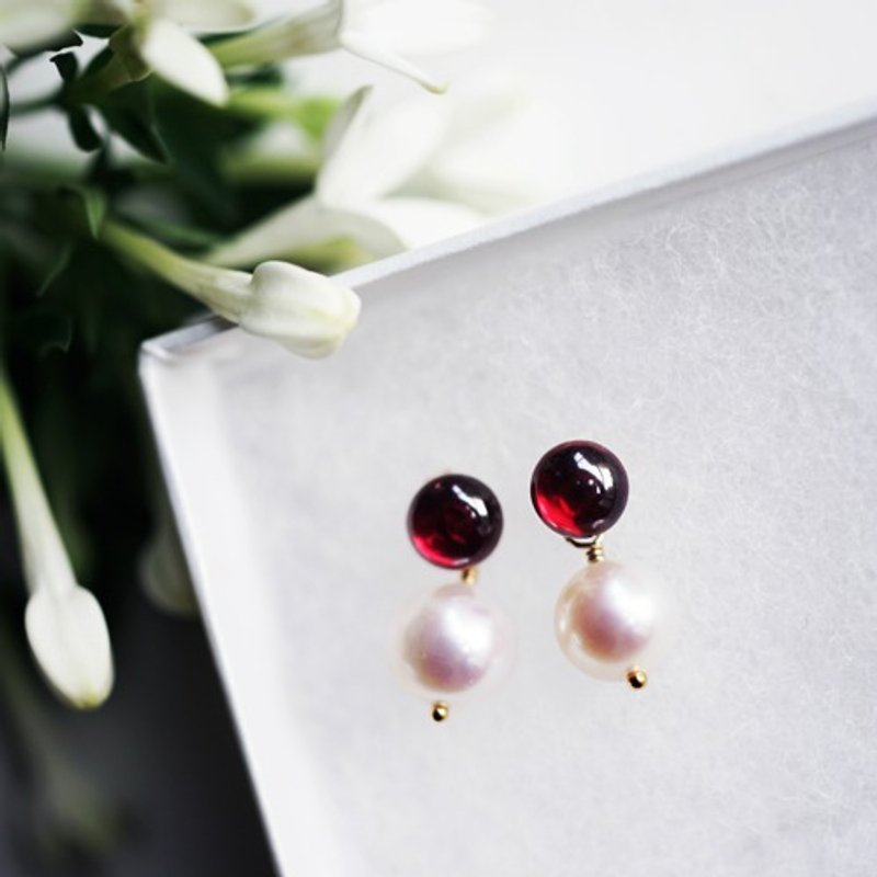 Plain Round Garnet and Pearl Catch Stud Earrings Rufina - 耳环/耳夹 - 宝石 红色
