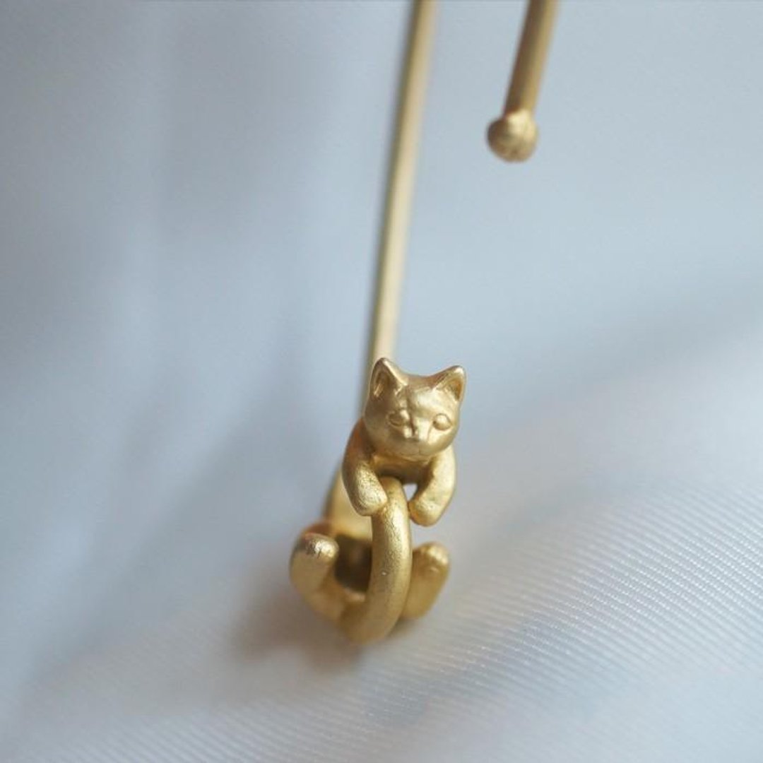 Cat ear cuff matt gold - 耳环/耳夹 - 其他金属 金色
