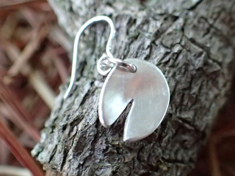 睡莲叶片 纯银 小耳勾 耳针  (单个) - 耳环/耳夹 - 其他金属 银色