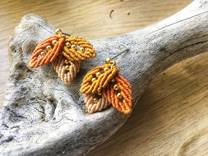 捻花惹草 三片叶子耳环 - 耳环/耳夹 - 丝．绢 橘色