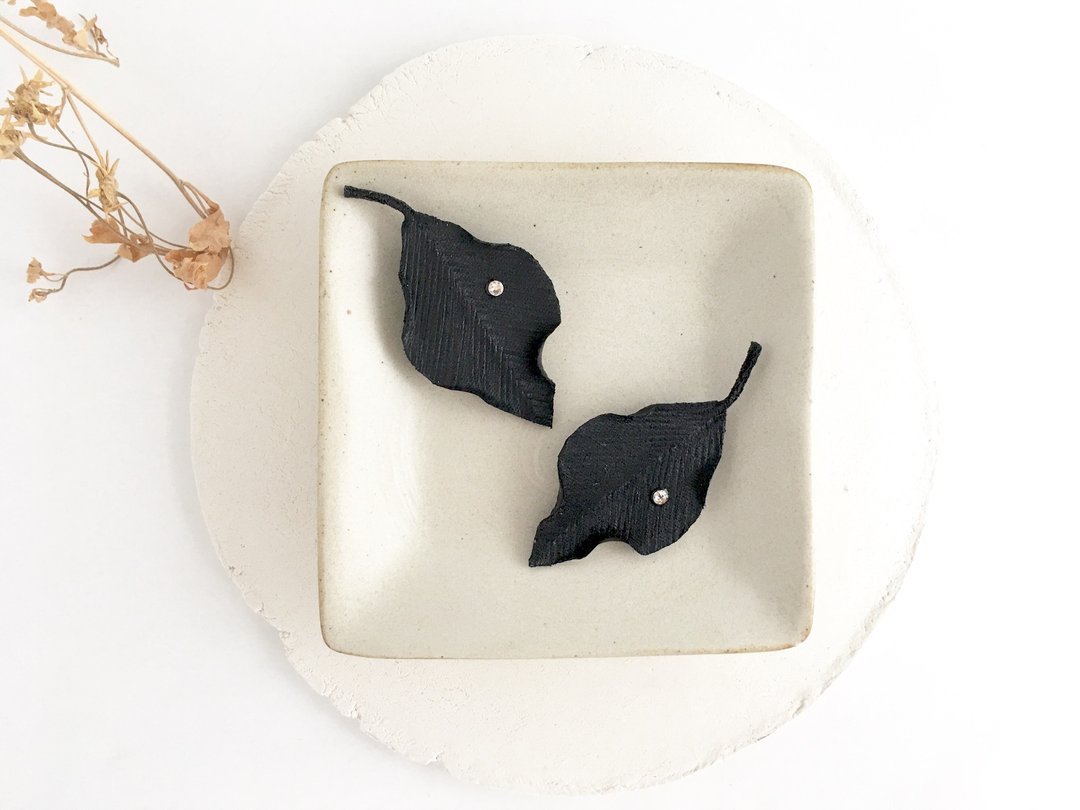 Chic leaf brooch (black) - 胸针 - 棉 黑色