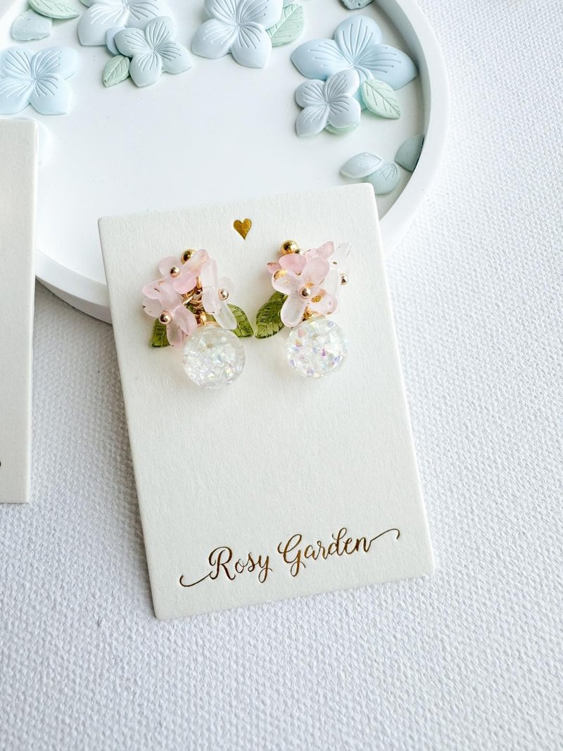 Rosy Garden 雨后粉红色绣球花晶莹花叶水晶球耳环 可换耳夹 - 耳环/耳夹 - 玻璃 粉红色
