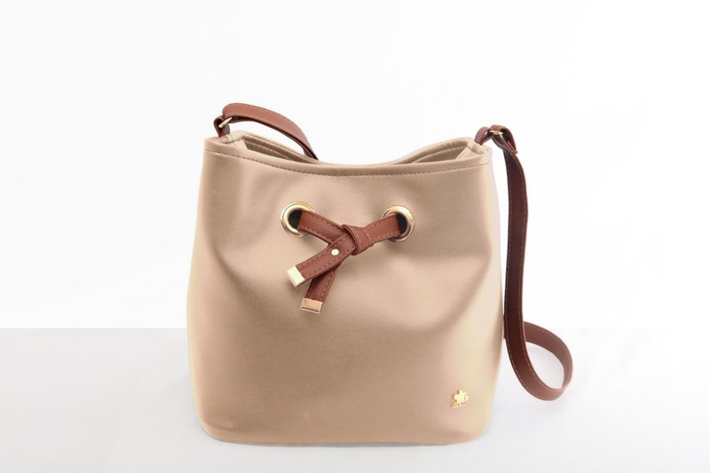 保证不脱皮-一年保固-台湾制作-纯素皮革－蝴蝶缀饰包-奶茶色 - 侧背包/斜挎包 - 防水材质 卡其色