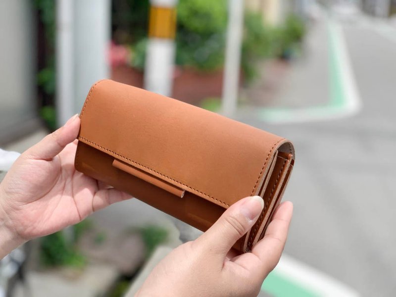 OVER Elegant and sophisticated light Brown over flap wallet with good visibility Nume leather OFW–BBB–BBB–B - 皮夹/钱包 - 真皮 咖啡色