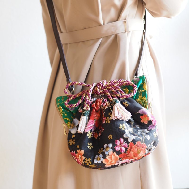 台湾花布猫耳束口侧背包 手作唯一款 免运 - 侧背包/斜挎包 - 棉．麻 黑色