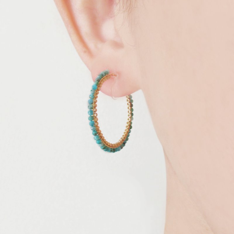 极小颗粒天然蓝绿松石与雾面金色珠饰无耳洞耳环 - 耳环/耳夹 - 石头 绿色