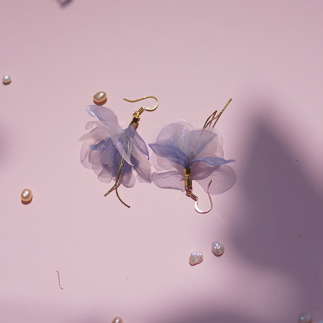 Iris 平静跳舞女孩蓝紫色纱花耳环 - 耳环/耳夹 - 其他材质 蓝色
