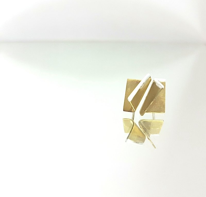 [Unisex brass irregular rectangle earrings with hand-painted white lines]方形不对称白色饰边黄铜耳环（中性） - 耳环/耳夹 - 其他金属 金色