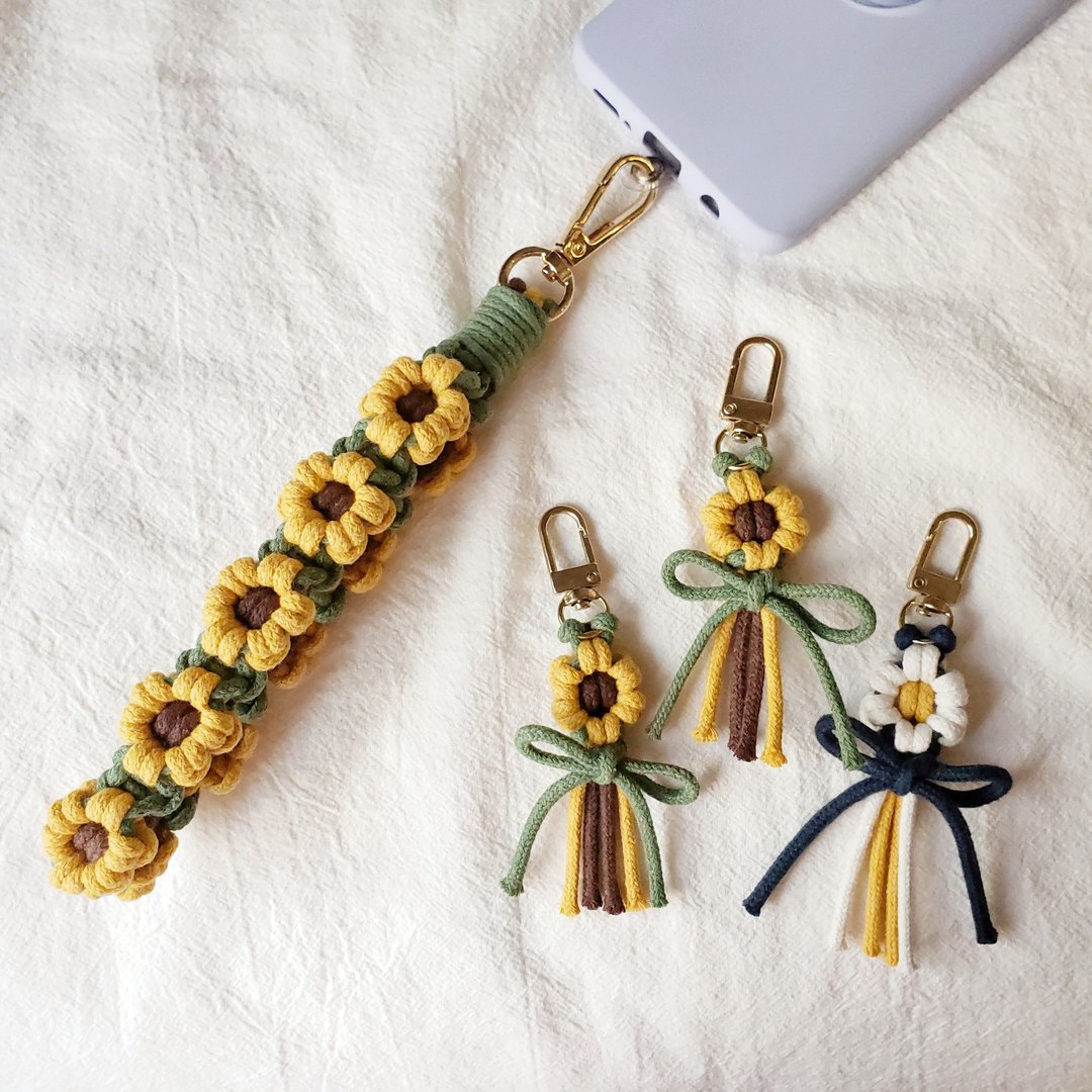 编织小花锁匙扣 Macrame flower keychain - 钥匙链/钥匙包 - 棉 多色