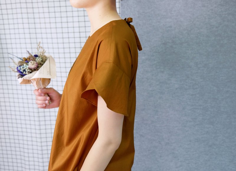 hikidashi 花瓣袖落肩洋装。焦糖 - 洋装/连衣裙 - 棉．麻 咖啡色