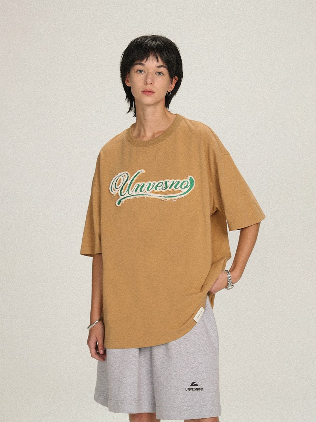 UNVENSO 雨晨 英文字母基础短袖日系刺绣T恤纯棉情侣夏装SWS-1563 - 男装上衣/T 恤 - 棉 咖啡色