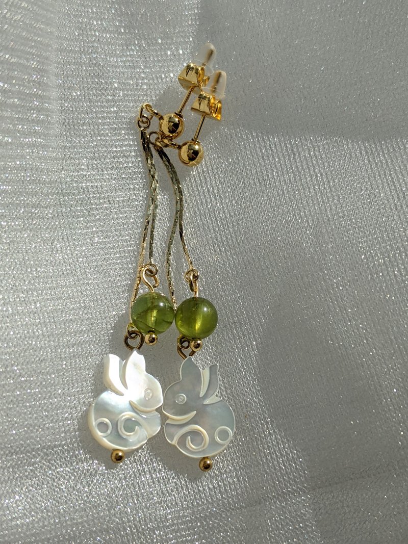 【8 月诞生石×天然贝壳】摇曳的兔子耳饰 - 传递幸福的天然石系列 - 耳环/耳夹 - 贝壳 白色