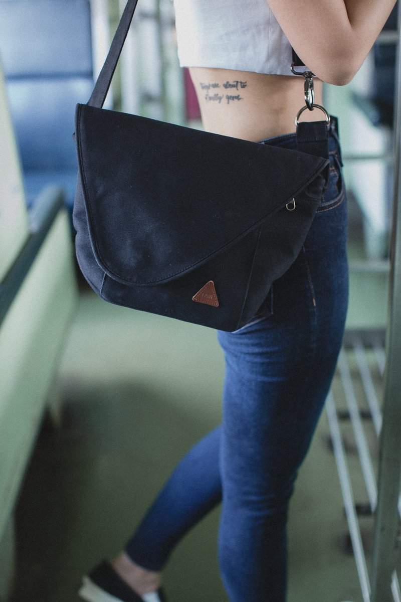 Wanderlust : Water Repellent Camera Bag Small Size (Black) - 侧背包/斜挎包 - 防水材质 黑色