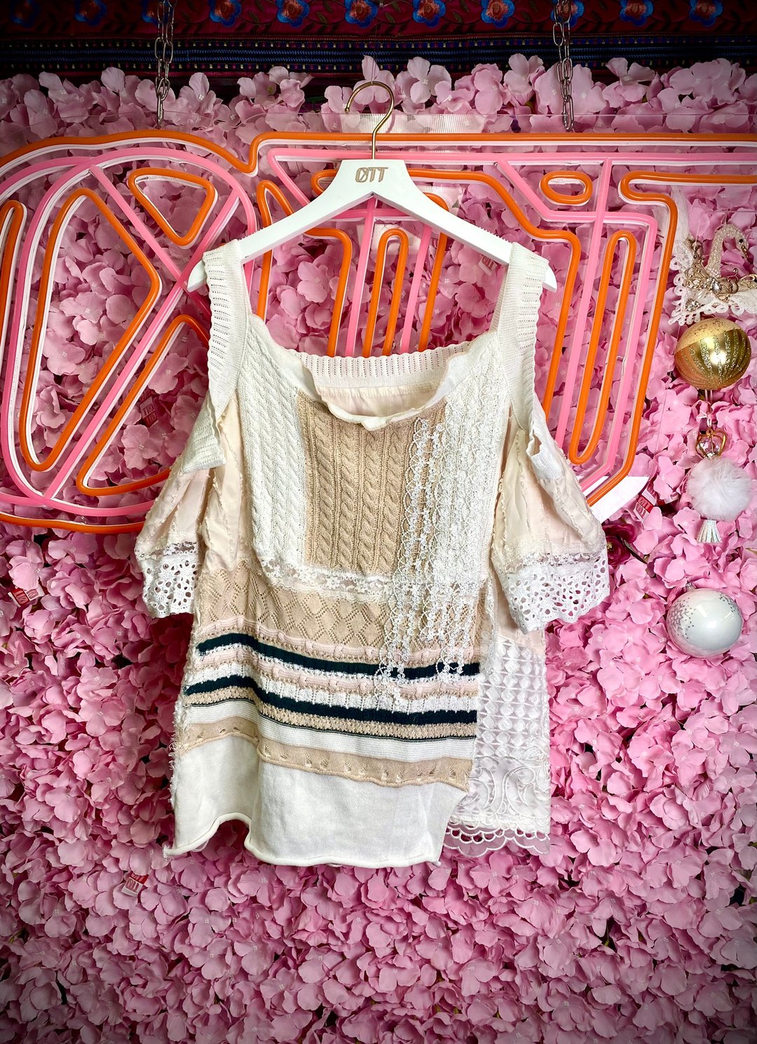 只此一件*米杏色撞色手织露肩吊带上衣White Cream Knitted Top* - 女装上衣 - 棉 白色