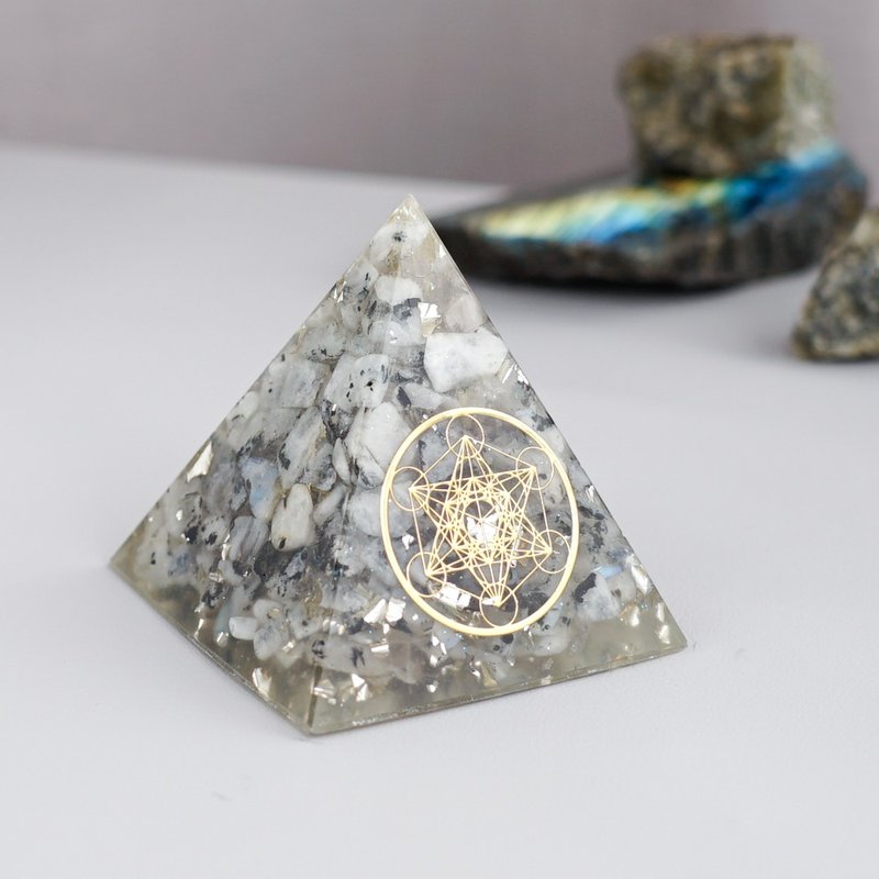 【月亮石】奥根水晶能量金字塔Orgonite 6x6 cm - 摆饰 - 水晶 多色