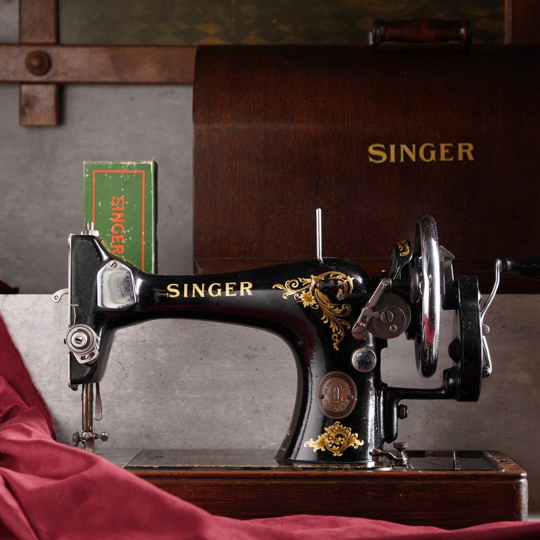 1954年Singer128K古董手摇缝纫机/附原厂工具盒与操作手册 - 摆饰 - 其他金属 黑色