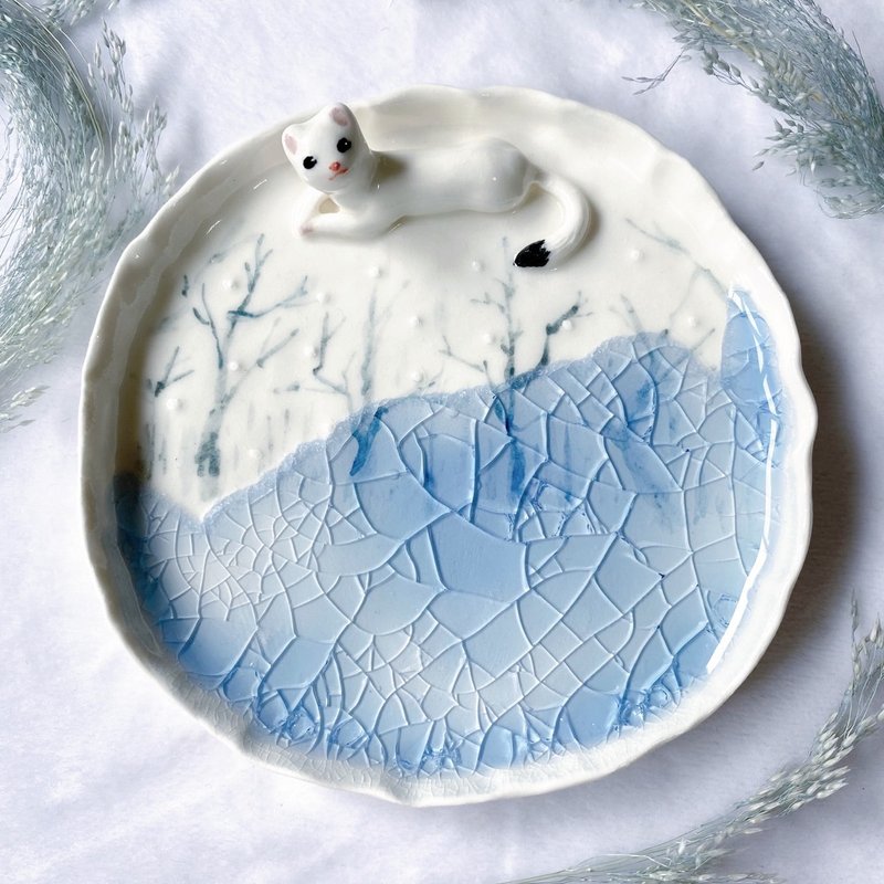 【手作盘子礼盒】手捏盘-雪貂与冰湖(大)|免费礼盒和卡片代写 - 盘子/餐盘/盘架 - 瓷 蓝色