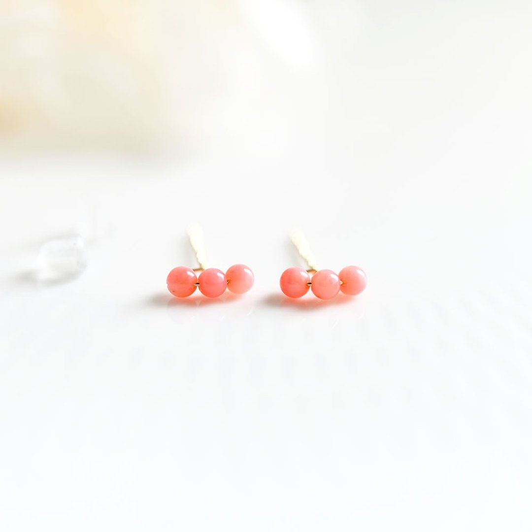 Raise a fortune Pink coral T-shaped screw screw stud earrings March birthstone - 耳环/耳夹 - 宝石 粉红色