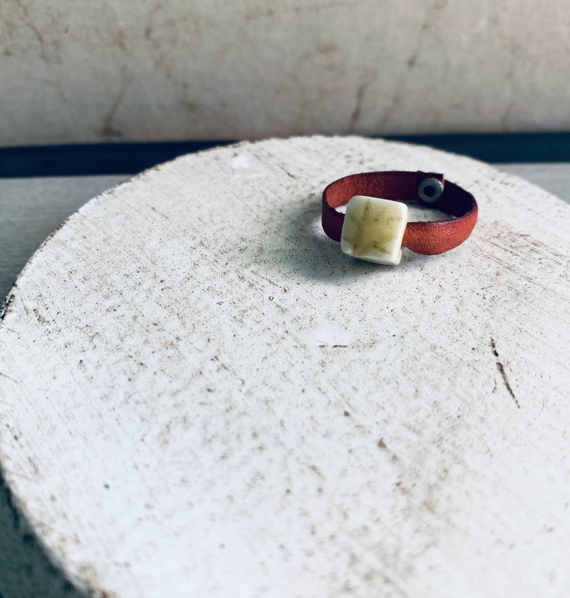 戒指 日本白瓷 自然釉色 无限看不腻色调 真皮革 自然系列 - 戒指 - 瓷 