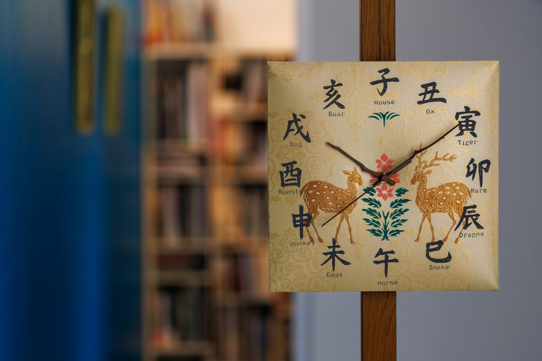 【日本直送】京唐纸悠久时钟丨鹿 茶/金/正方形 297×297mm_O-027 - 时钟/闹钟 - 纸 