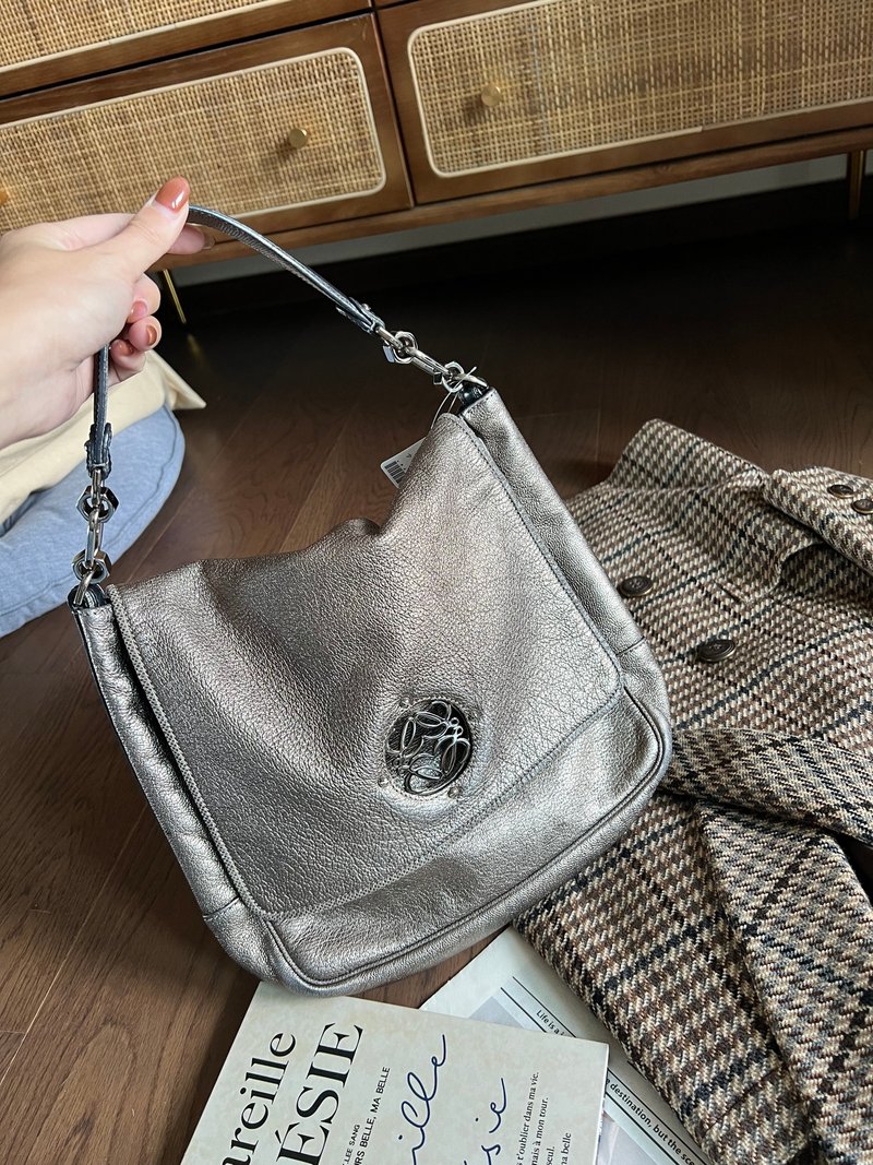 Loewe雕花镂空单肩包 - 侧背包/斜挎包 - 真皮 