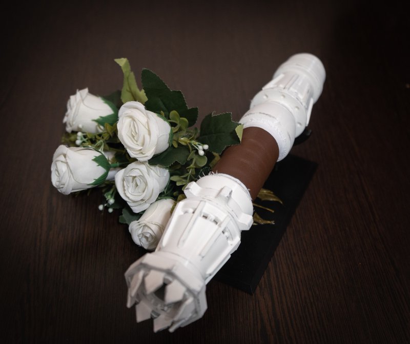White wedding bouquet holder inspired by Rey's lightsaber hilt - 干燥花/捧花 - 塑料 白色