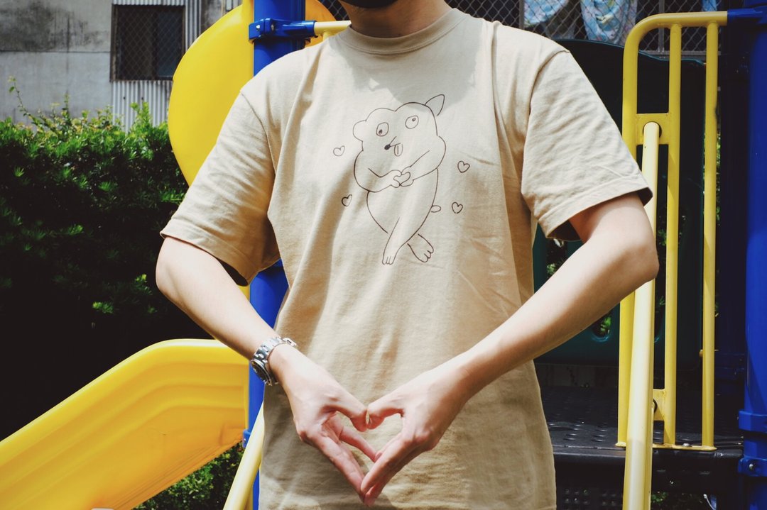 丑物店Baigeegee 抠尼吉娃娃 丑娃踢 短袖 T-shirt - 男装上衣/T 恤 - 棉 卡其色